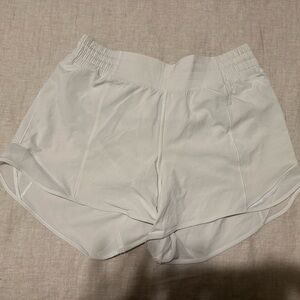 Lululemon Hotty Hot HR 4” Shorts in Bone